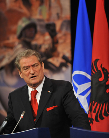 “Edi Rama nuk foli dot në 7-vjetorin e anëtarësimit të Shqipërisë në NATO, por i thuri himne Rroshit”