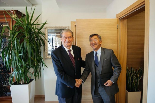 Ja pse mungoi ish kryeministri Berisha në takimin me ambasadorët