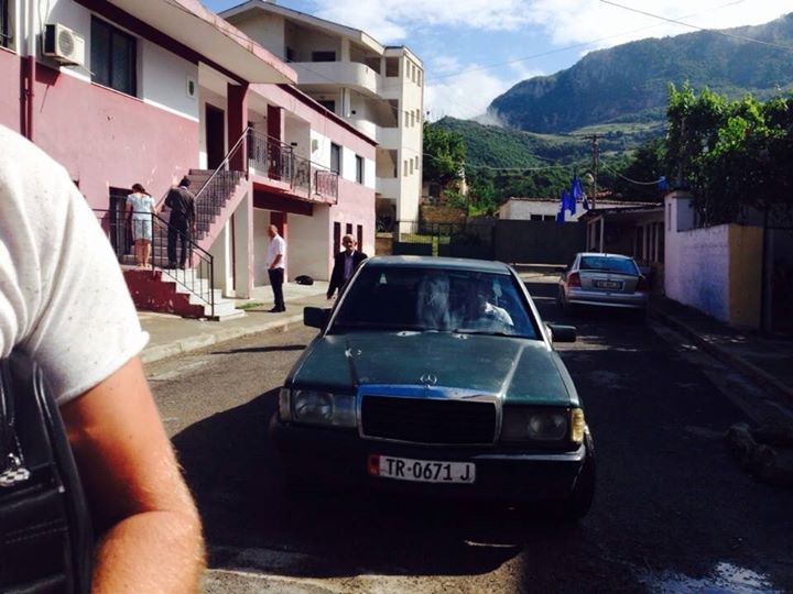 FOTO/Polici i burgut, shpërndan lekë në një qendër votimi në Tiranë