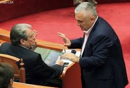 A paguajnë zyrtarët një pjesë të rrogës te LSI!