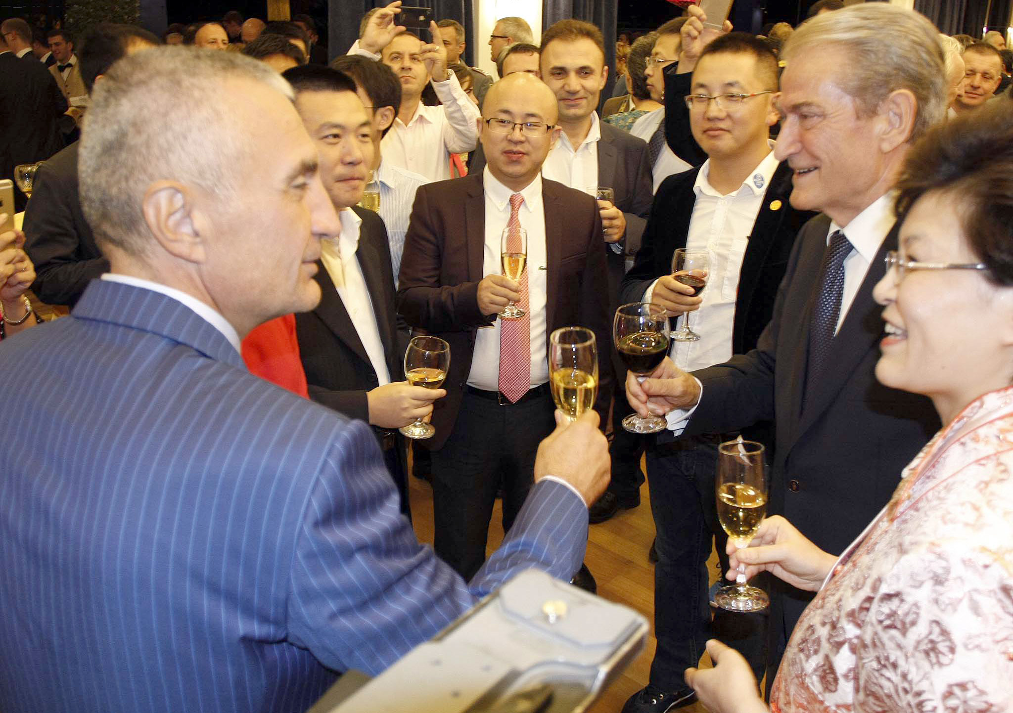 FOTO LAJM/ Meta troket gotën me Berishën…, “negociojnë” kinezët