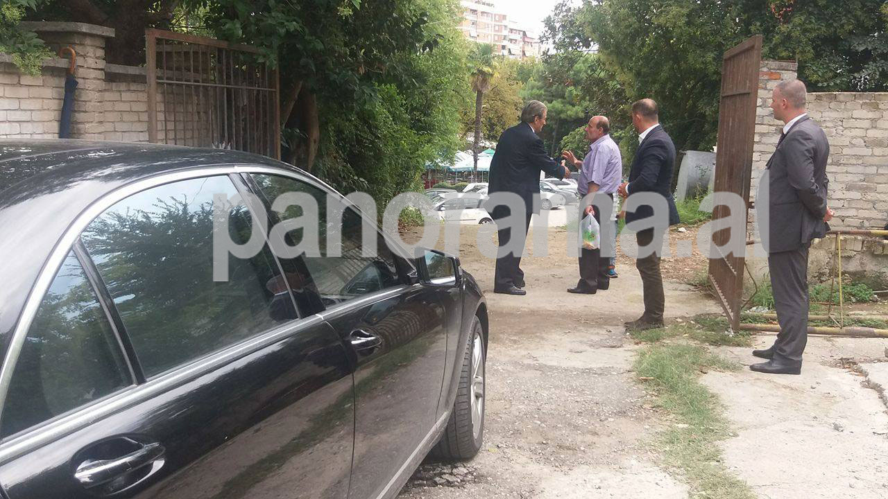 FOTOLAJM/ Berisha ndalon dhe takon të pastrehin, ja biseda me të