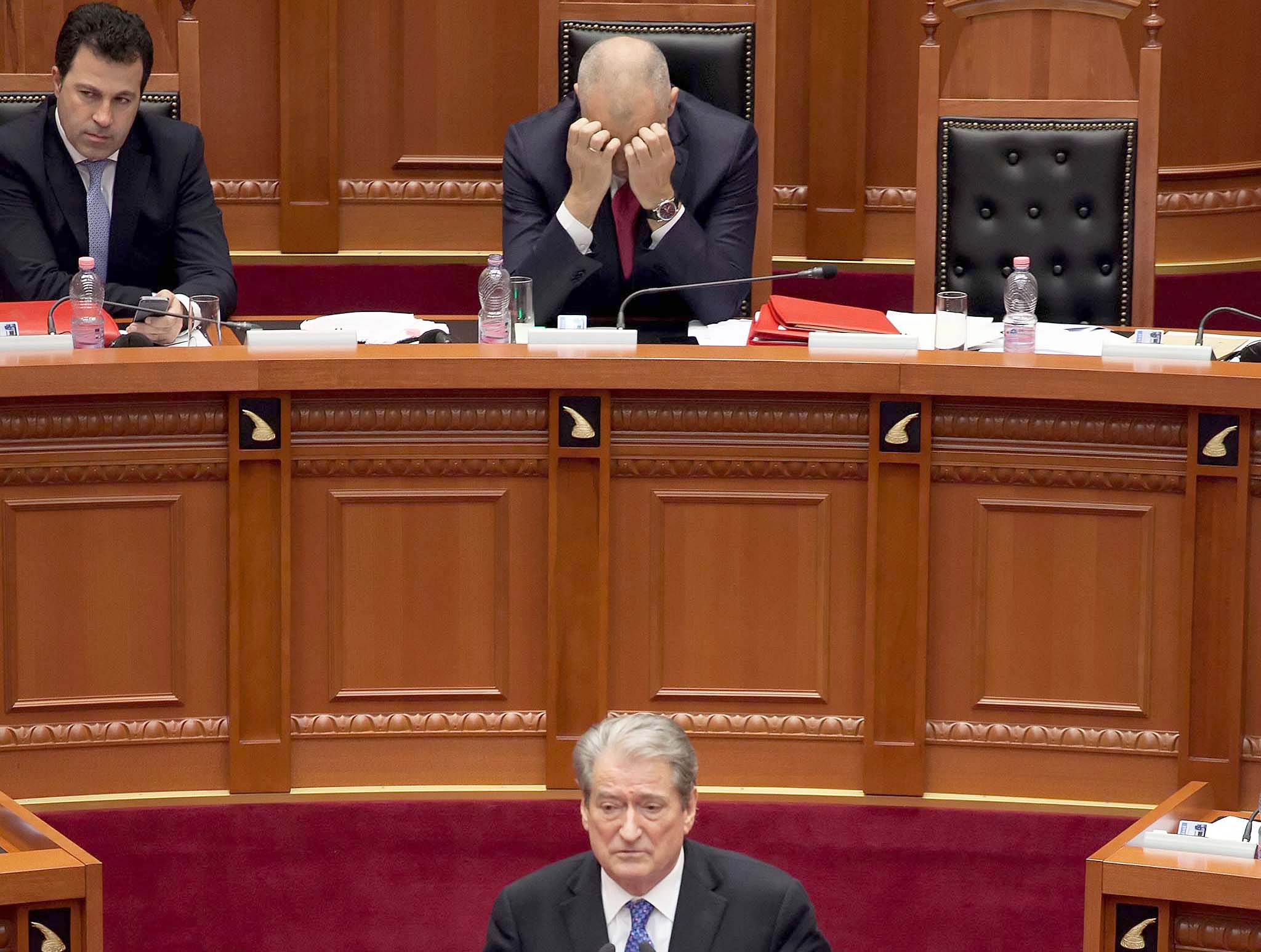 Debatet në Kuvend, denoncon Berisha: Crown Agents zbuloi kontrabandën me makina të mamave tuaja ndaj po e largoni