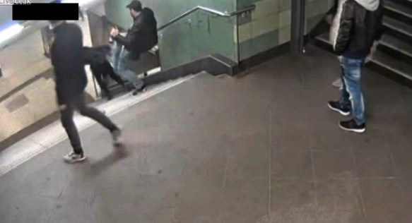 VIDEO/ Një shqelm pas shpine dhe e hedhin vajzën nga shkallët e metrosë në Berlin