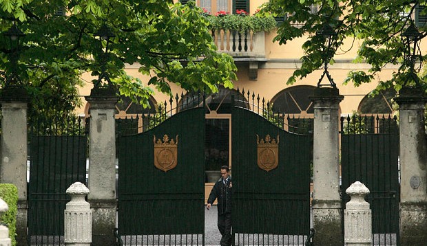 Një burrë i vë flakën vetes para vilës së Berluskonit