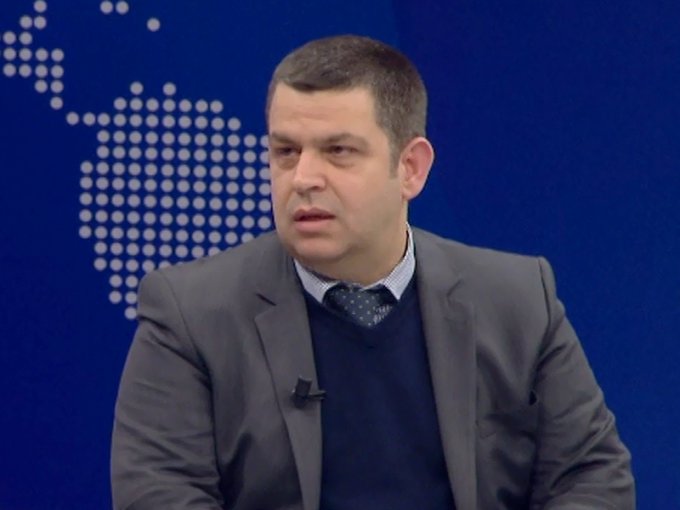 DEBATI/Besnik Aliaj braktis emisionin e Fevziut