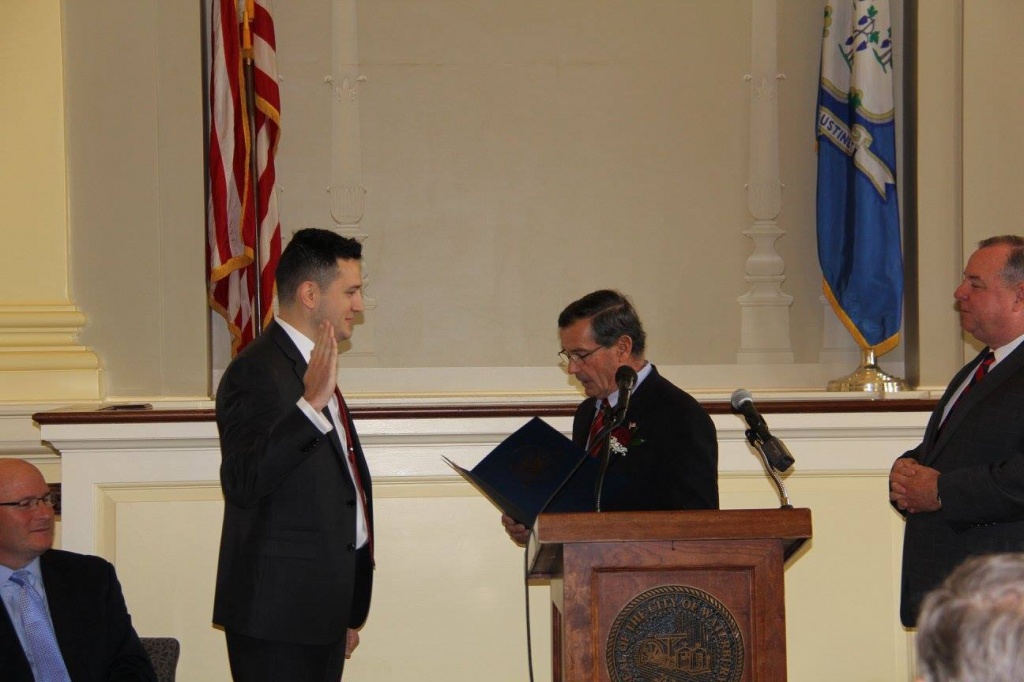 FOTO GALERI/ Simbolikë e bukur, një këshilltar shqiptar bën betimin përpara kryetarit bashkiak…, po shqiptar