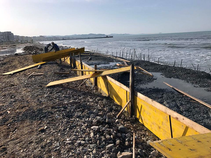 FOTO SKANDAL/ Vangjush Dako betonizon edhe bregun e detit