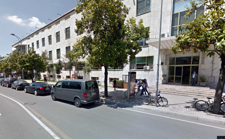 Tiranë, zjarr në katin e nëndheshëm të Bibliotekës Kombëtare