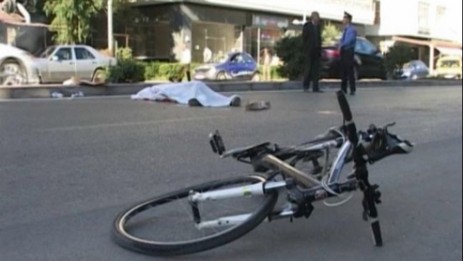 Lushnje, automjeti përplas biçikletën, vdes 32-vjeçari