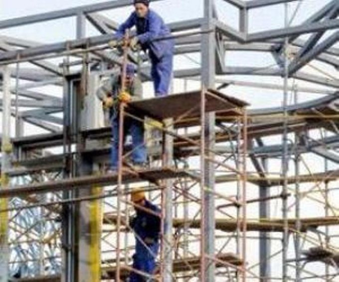 Rrëzohet nga kati i pestë dhe humb jetën 55-vjeçari. Arrestohet drejtues teknik