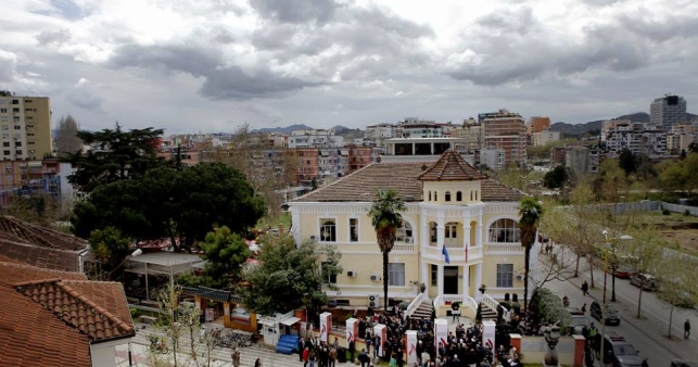 Edi Rama përçan ish-të përndjekurit, krijon parti me nëpunës administrate