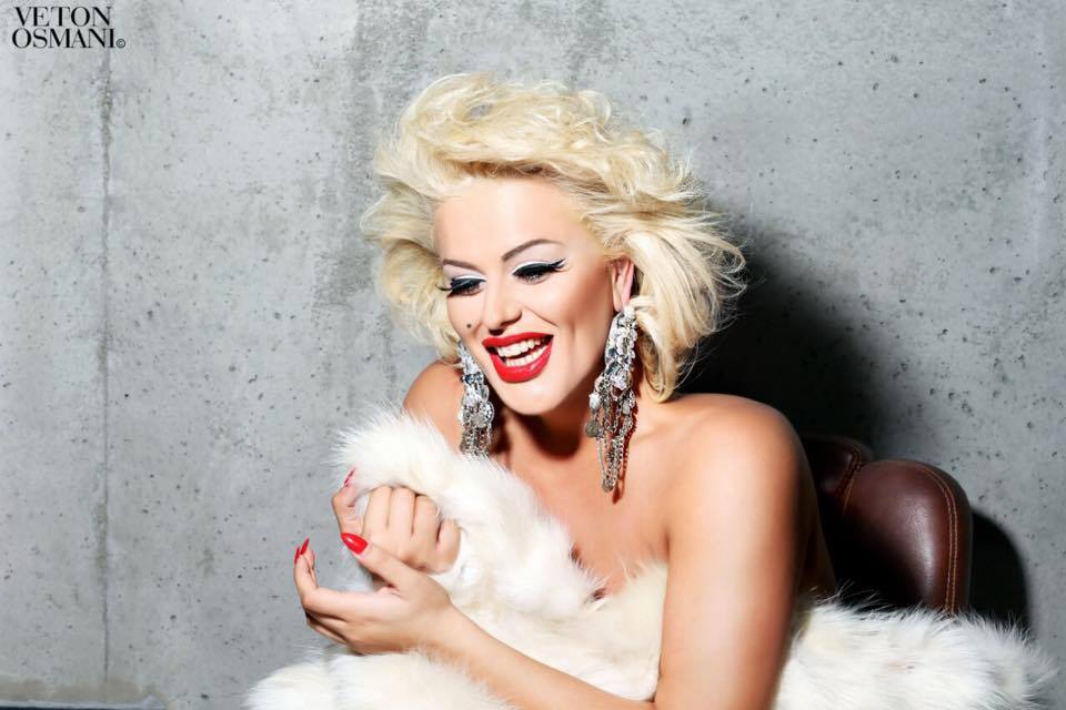 Big Mama si një Show Girl: E zhveshur sa Monroe