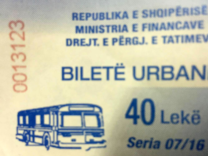 Tiranë, qytetarët grinden me fatorinot, refuzojnë të paguajnë biletën 40 lekë