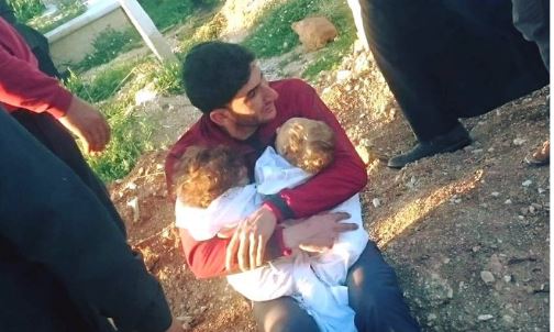 FOTO SHQETESUESE/Tmerri që mbjell Asad, babai mban në krah dy binjakët e vdekur pas sulmit me gaz
