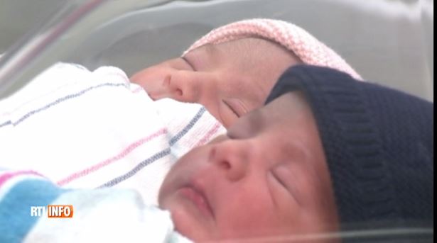 Surpriza e vitit te ri, keta dy binjake nuk kanë lindur në të njejtin vit