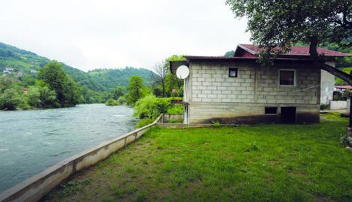 FOTO/ Vdes 68-vjeçari duke bërë seks me fqinjën