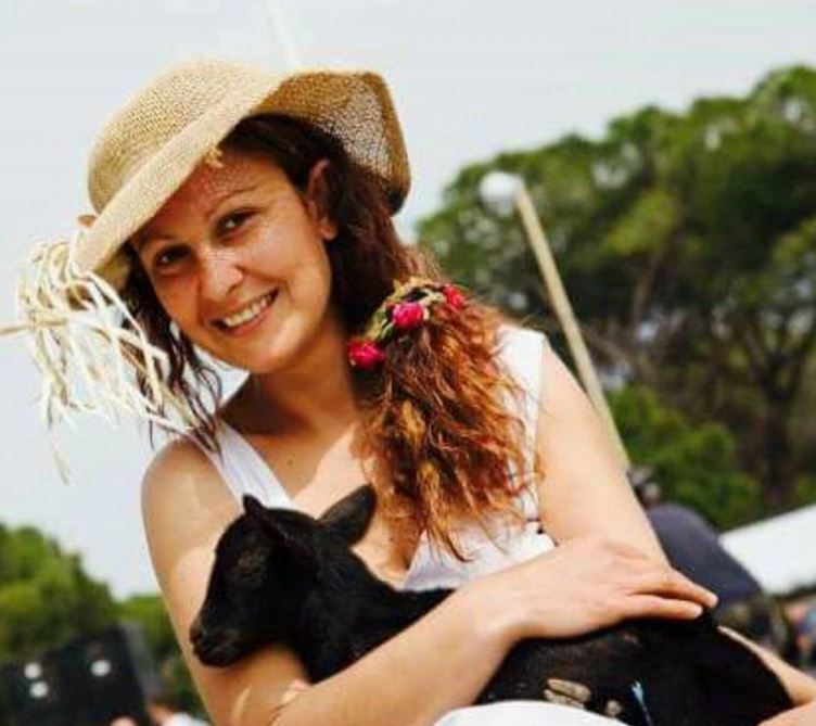 SPECIALE/ Financiarja 31-vjeçare, studio në Ankara, por sot është fermere dhe ka 250 kokë dhi