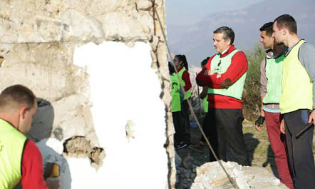 Blendi Klosi si mësuesi i Përmetit, nxjerr nxënësit të pastrojnë lapidarët