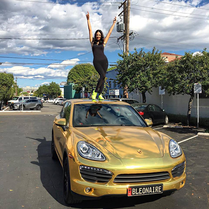 FOTO LAJM/ Një “Porsche Cayenne”  me ngjyrë ari, nën këmbët e Bleonës