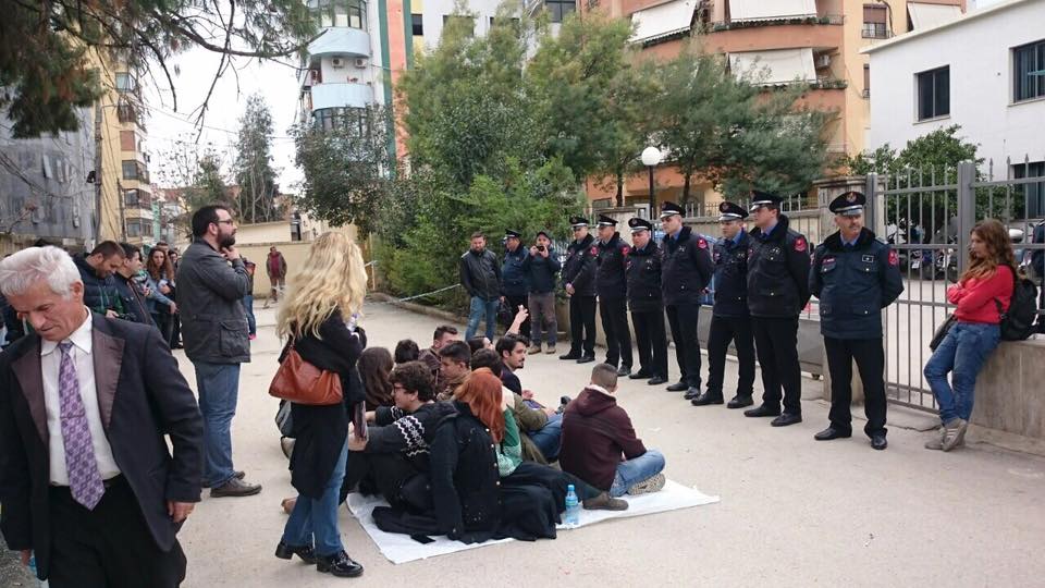 Protestuesit bllokojnë rrugën para komisariatit Nr.1: Të lirohen shokët