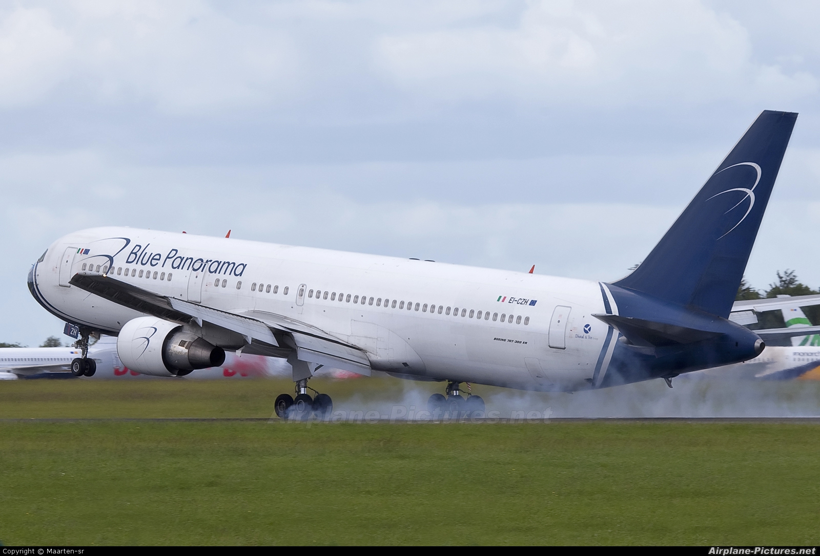 Panik në avionin e linjës Tiranë-Bergamo, pasagjerët shpëtojnë avionin
