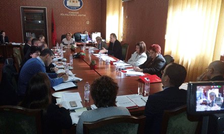 Blushi kritika të ashpra qeverisë: Dy vite nuk kini bërë një metër rrugë