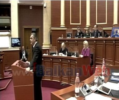 Klosi i ndërpret fjalën, shpërthen Blushi: Parazit, paguhesh 1 mijë euro në muaj nga “Gjushi”