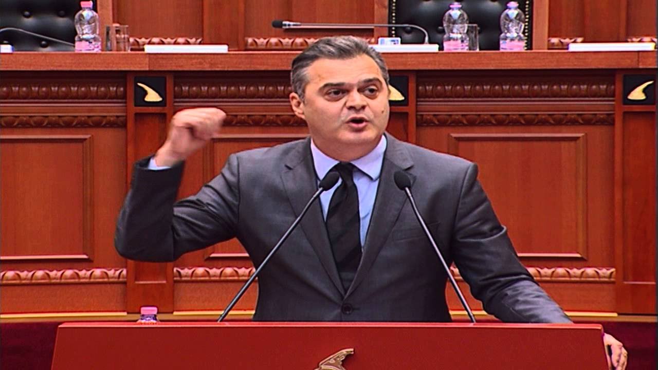 Blushi: Më kujtohet historia e Mimit dhe Edit, që ziheshin për copa letrash