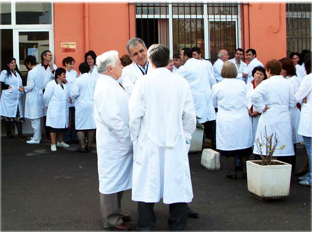 Në 16 prill 25 për qind e mjekëve dhe infermierëve largohen nga puna, nuk plotësojnë kreditet