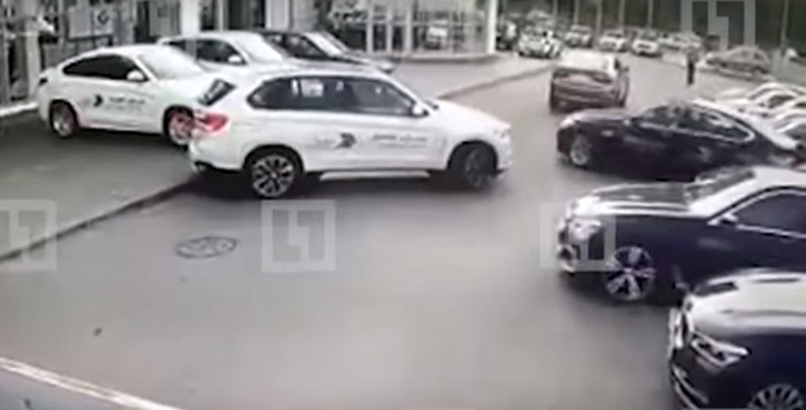 VIDEO/ Në pak sekonda grabisin 4 BMW luksoze