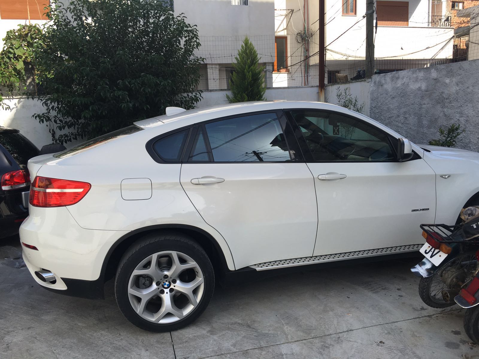Policia e Krujës përgenjështron Tahirin, të varfërve që mbjellin kanabis iu kap BMW X6