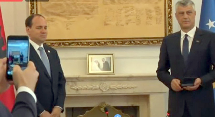 Thaçi dekoron Nishanin: Rëndësia e kompromisit, në funksion të integrimit europian