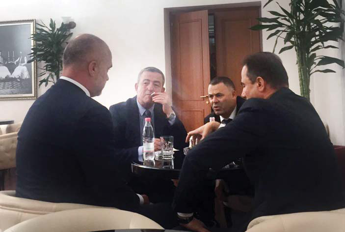 DETAJE/“Paparaci i PD”, u bënë dy foto me Ramën. Në tavolinën e paparacit edhe një deputet tjetër