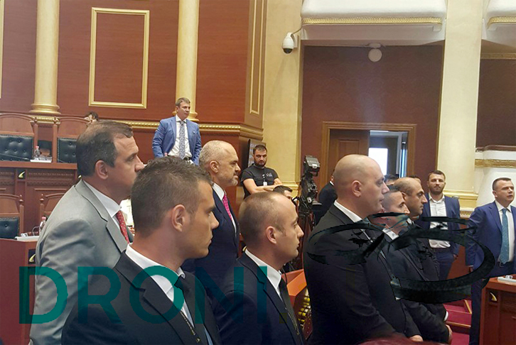 FOTO LAJM/ Ilir Beqaj dhe Taulant Balla bëjnë një “akt heroik” dhe “shpëtojnë” Edi Ramën