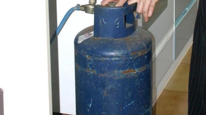 Peqin shpërthen bombola e gazit, përfundojnë në spital tre familjarët