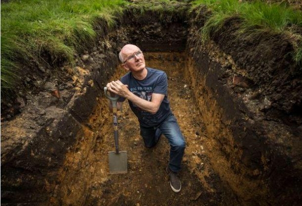 VIDEO & FOTO/ I varur nga droga, 61-vjeçari varros veten të gjallë