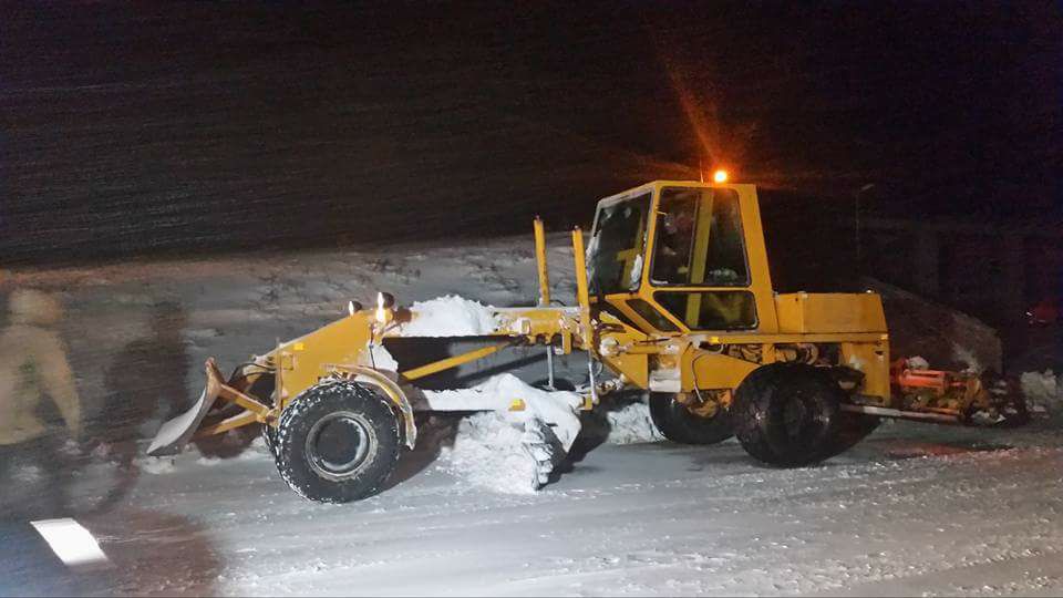 SITUATA ORA 21.15/ Rrugë të bllokuara dhe mungesë e energjisë elektrike nga Kukësi në Vlorë