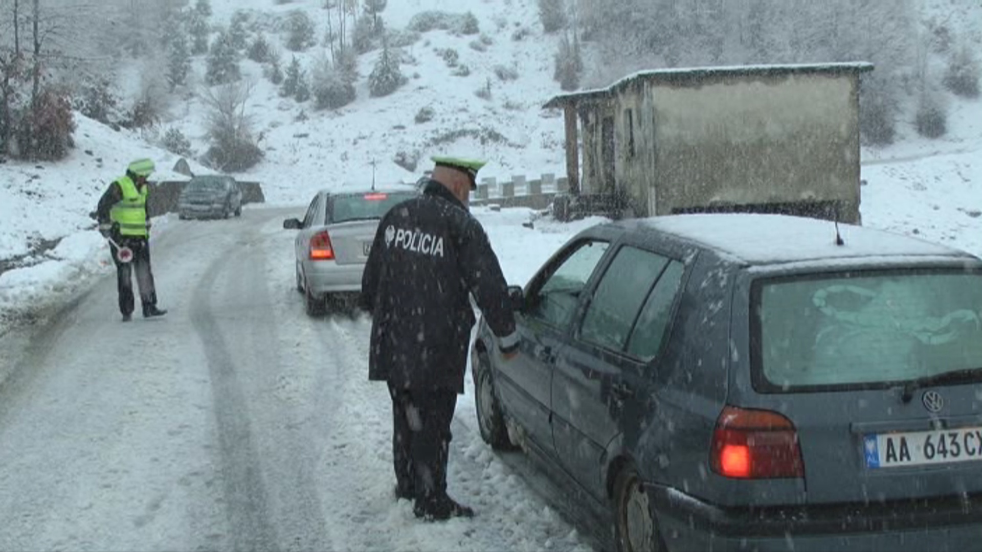 Reshje të dendura shiu dhe dëborë, izolohet veriu i vendit