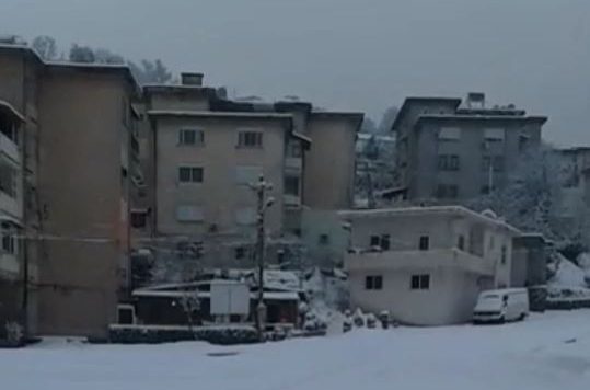 Kalimi në Gjirokastër vetëm me zinxhirë, trashësia e borës deri në 20 cm