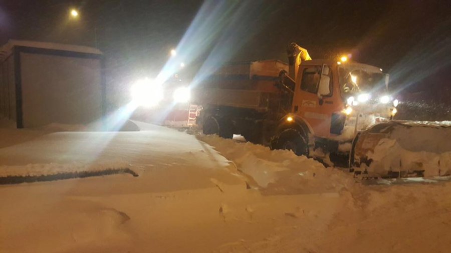 Bora mbulon Dibrën, dhjetëra makina të bllokuara në rrugë