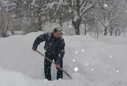 Banorët e Fushë-Arrëzit: Nuk duam helikopterë, na hapni rrugën nga bora