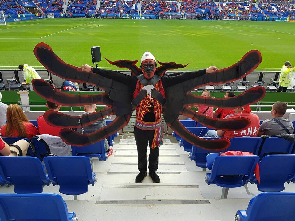 FOTO/ I veshur si Shqiponjë, UEFA i jep çmimin si tifozi më i mirë