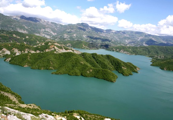 EMRAT/ Makina bie në humnerë pranë Bovillës, 2 të vdekur dhe 4 të plagosur