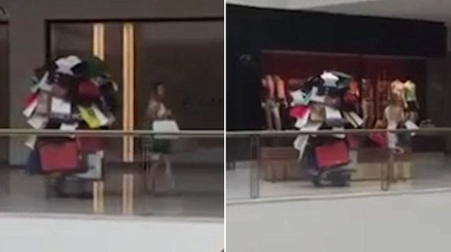 VIDEO/ Burri më i mirë në botë, i mban aq shumë qese gruas sa që i duken vetëm këmbët