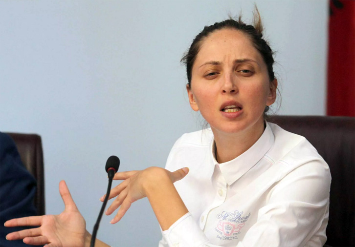 Deputeti i PS sulmon Brisin: Drejtoreshë e paaftë dhe fjalë pise