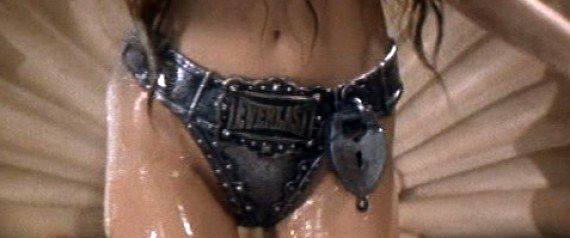 KËRKESA SURREALISTE/ Humbet çelësin e brekëve, kërkon ndihmën e zjarrfikësve