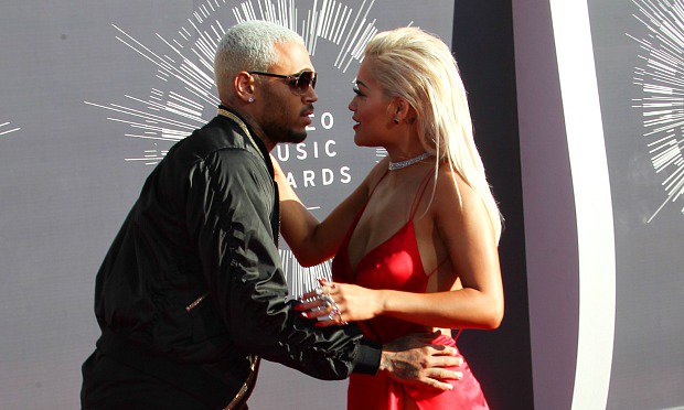 VIDEO/ Rita Ora publikon klipin “hot” të këngës “Body on me”