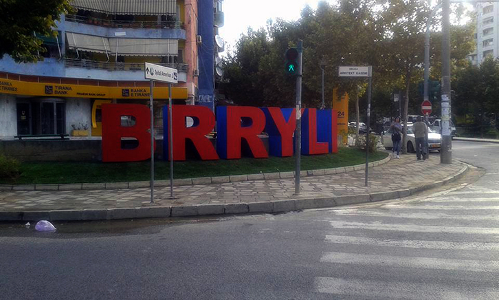 Grinden dy grupe të rinjsh në një lokal te “Brryli”, nxjerrin armët për “të zgjidhur” problemin