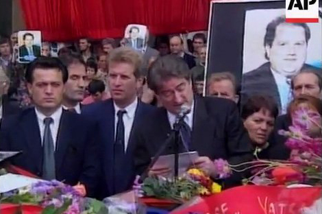 VIDEO ARKIV – 1998/ Protesta para kryeministrisë me arkivolin e Azem Hajdarit